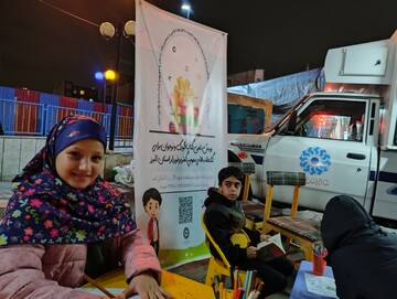 حضور کتابخانه سیار در میان مردم میدان شهدای کرج در پنجاه و نهمین شب از حضور حماسی و پرشور مردم