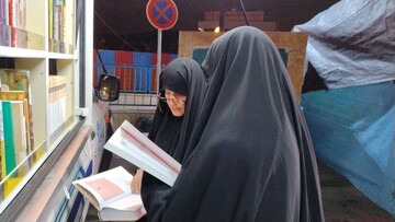 حضور کتابخانه سیار در میان مردم میدان شهدای کرج در پنجاه و نهمین شب از حضور حماسی و پرشور مردم