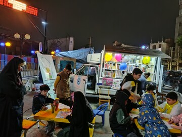 حضور کتابخانه سیار در میان مردم میدان شهدای کرج در پنجاه و نهمین شب از حضور حماسی و پرشور مردم