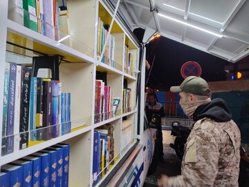 حضور کتابخانه سیار در میان مردم میدان شهدای کرج در پنجاه و نهمین شب از حضور حماسی و پرشور مردم