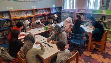 نقاشی و رنگ‌آمیزی کودکان در کتابخانه عمومی فردوسی شهرستان پیشوا