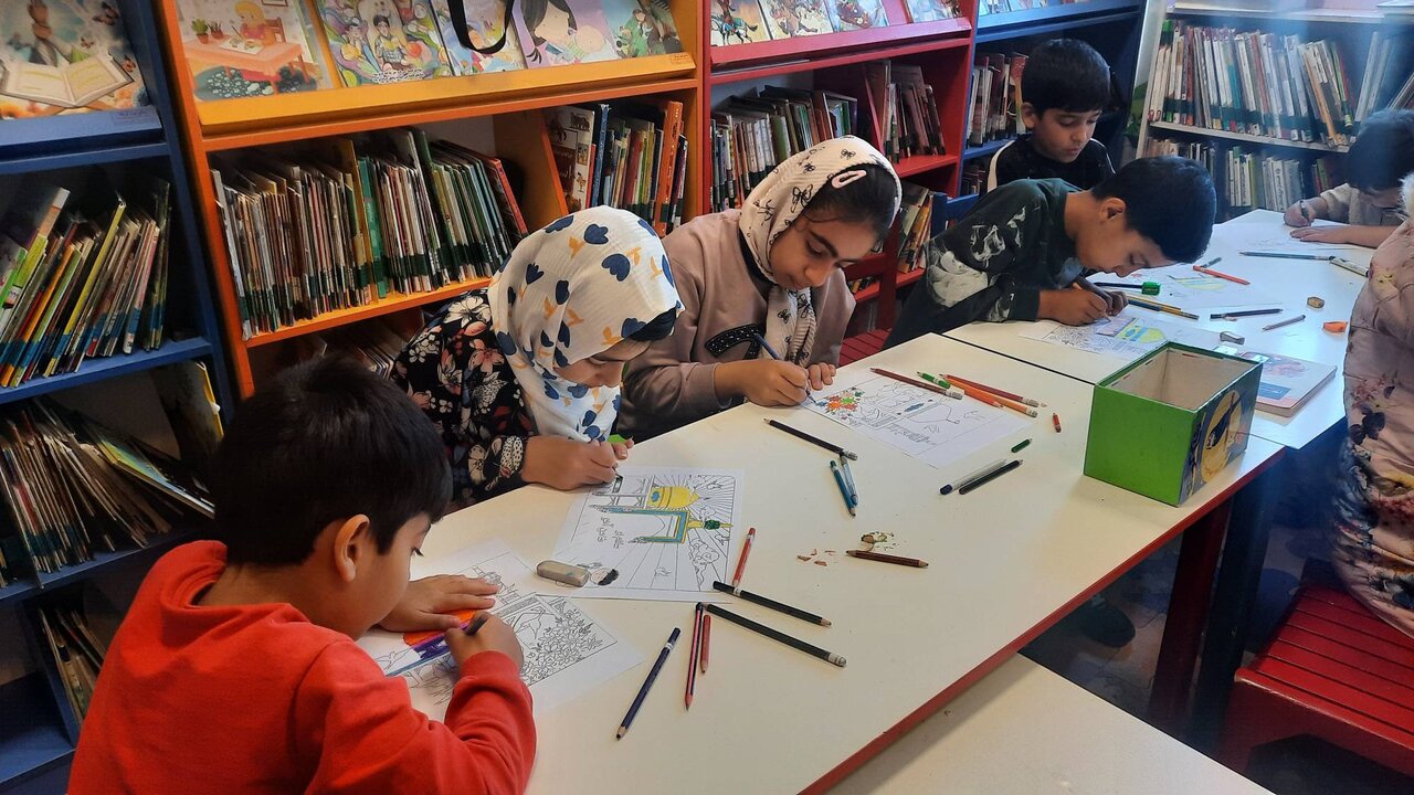 نقاشی و رنگآمیزی کودکان در کتابخانه عمومی فردوسی شهرستان پیشوا