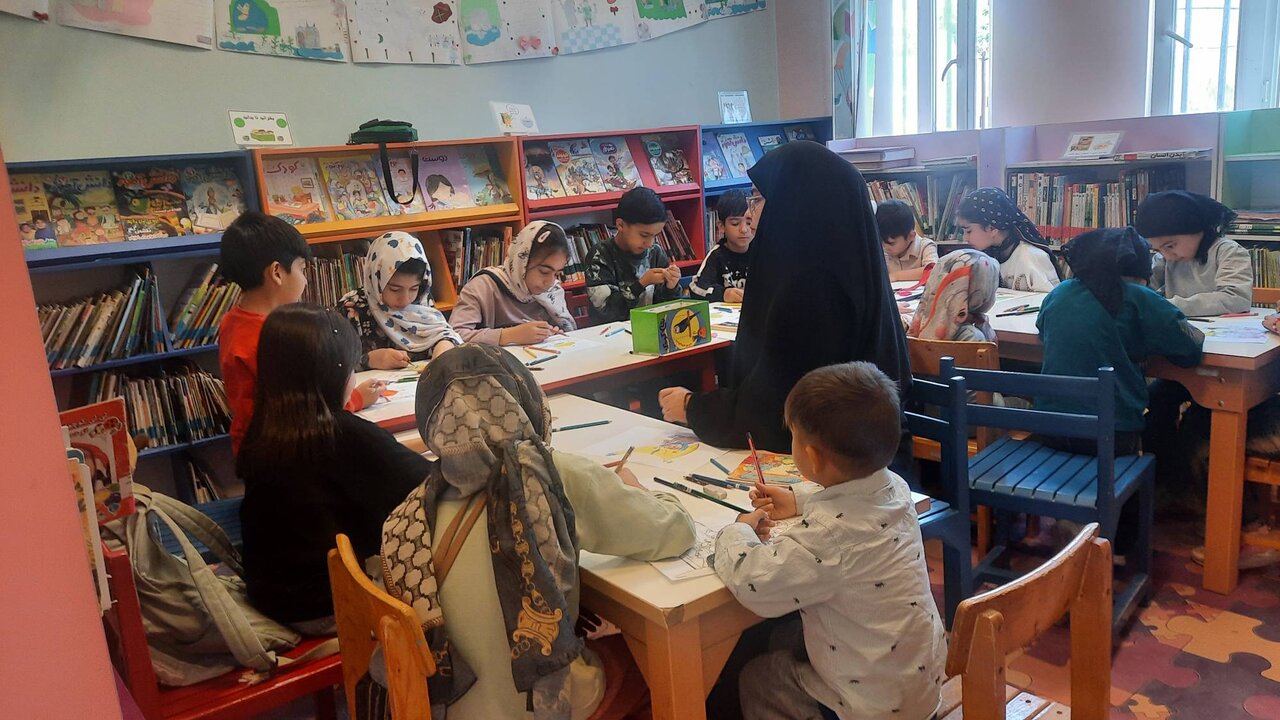 نقاشی و رنگآمیزی کودکان در کتابخانه عمومی فردوسی شهرستان پیشوا