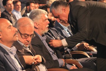 تقدیم پیکسل تمثال شهدای کتابخوان شجره طیبه میناب به وزیر فرهنگ و ارشاد اسلامی و مسئولان در مراسم روز ملی خلیج فارس در کنار گلزار شهدای دانش آموزان شجره طیبه