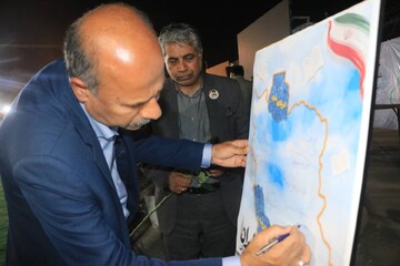 بازدید وزیر از کتابخانه سیار