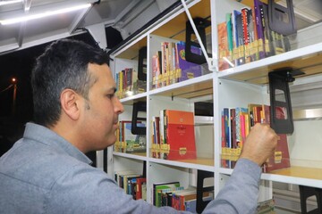 بازدید وزیر از کتابخانه سیار