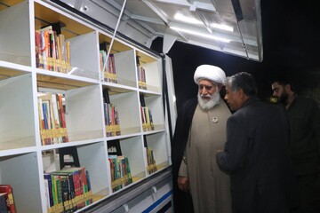 بازدید وزیر از کتابخانه سیار
