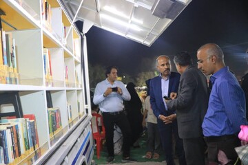 بازدید وزیر از کتابخانه سیار