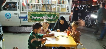 تداوم حضور فرهنگی کتابخانه سیار در کانون حضور حماسی مردم کرج همزمان با شصت‌ودومین موج حضور حماسی مردم ولایت‌مدار کرج در میدان شهدا