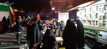 تداوم حضور فرهنگی کتابخانه سیار در کانون حضور حماسی مردم کرج همزمان با شصت‌ودومین موج حضور حماسی مردم ولایت‌مدار کرج در میدان شهدا