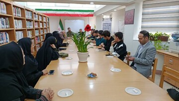 «زمزمه قدسیان» در محفل ادبی کتابخانه عمومی کوثر شهرستان خرمدره