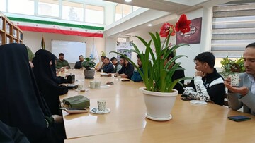 «زمزمه قدسیان» در محفل ادبی کتابخانه عمومی کوثر شهرستان خرمدره