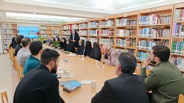 «زمزمه قدسیان» در محفل ادبی کتابخانه عمومی کوثر شهرستان خرمدره