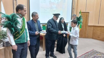 محفل ادبی و شعرخوانی" زمزمه قدسیان" در کتابخانه امام جعفر صادق علیه‌السلام پاکدشت
