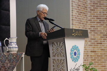 عصر شعر زمزمه قدسیان در کتابخانه مرکزی یزد برگزار شد