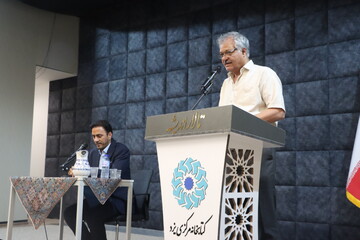 عصر شعر زمزمه قدسیان در کتابخانه مرکزی یزد برگزار شد