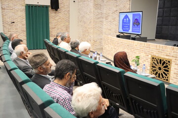 عصر شعر زمزمه قدسیان در کتابخانه مرکزی یزد برگزار شد
