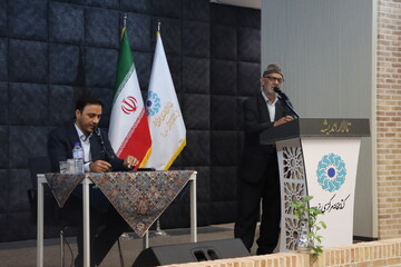 عصر شعر زمزمه قدسیان در کتابخانه مرکزی یزد برگزار شد