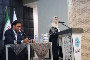 عصر شعر زمزمه قدسیان در کتابخانه مرکزی یزد برگزار شد