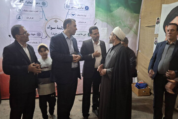 بازدید امام‌جمعه ایلام از غرفه کتابخانه‌های عمومی در برنامه‌های شبانه