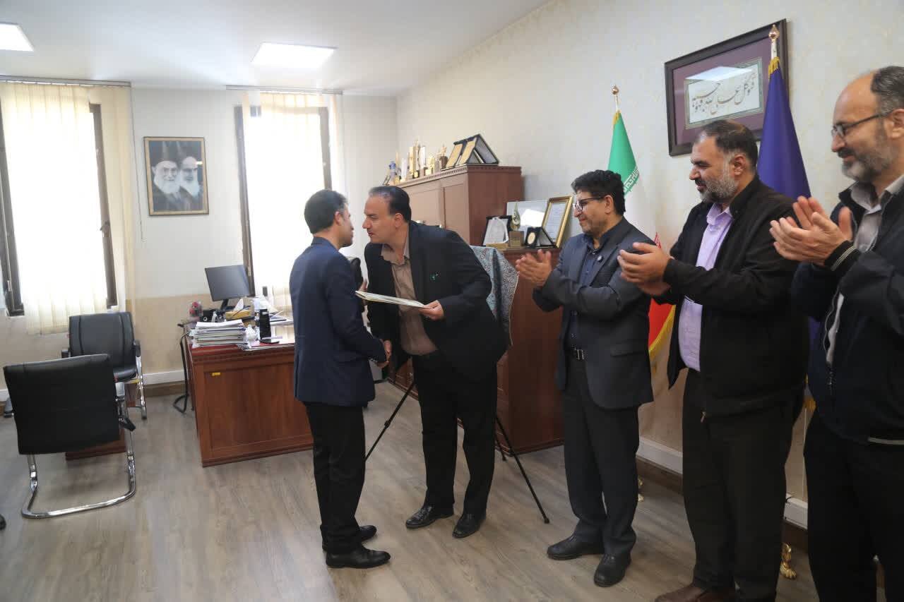 تجلیل از خسرو عباسی، دبیر محافل ادبی کتابخانه های عمومی البرز و برنده جایزه ادبی جلال