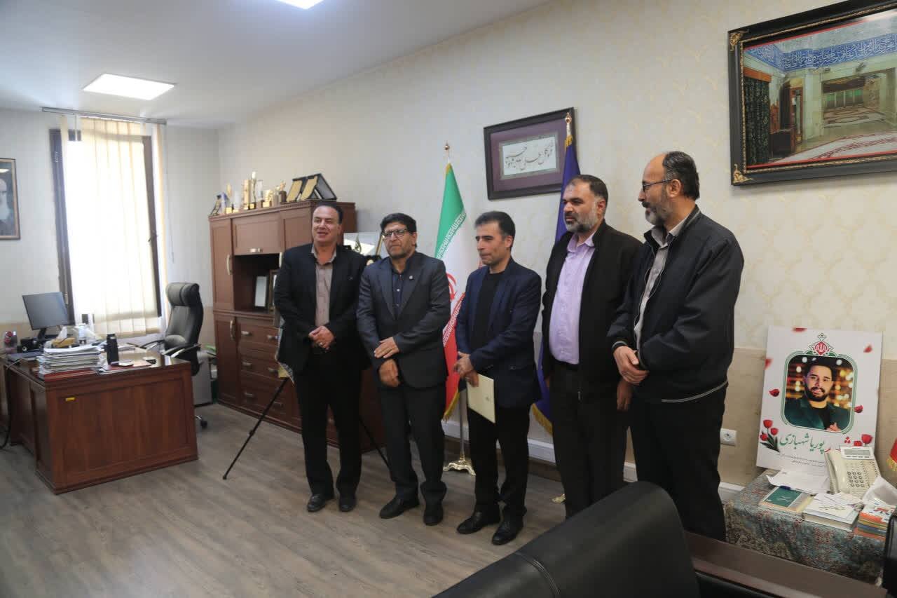 تجلیل از خسرو عباسی، دبیر محافل ادبی کتابخانه های عمومی البرز  و برنده جایزه ادبی جلال