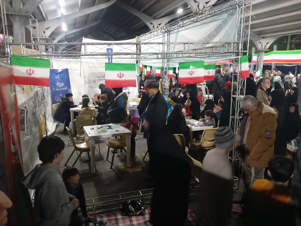حضور کتابخانه سیار  ملارد در تجمعات مردمی شبانه میدان صادقیه تهران