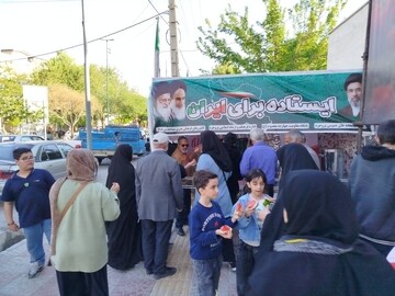 برپایی ایستگاه «ایستاده برای ایران» اداره کتابخانه‌های عمومی شهرستان بروجرد به مناسبت روز معلم و پویش جان فدا