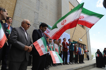 تشکیل حلقه‌های انسانی متحد به‌دور کتابخانه‌های همدان در ویژه‌برنامه «حامی»