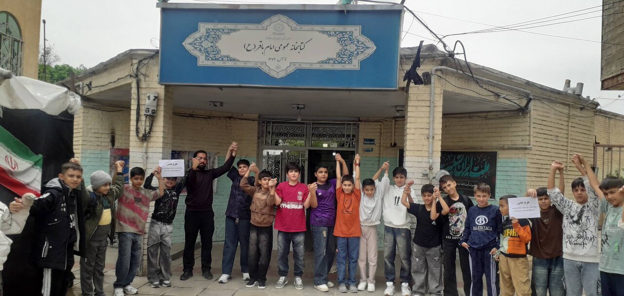 تشکیل زنجیره انسانی به دور کتابخانه های عمومی در استان البرز