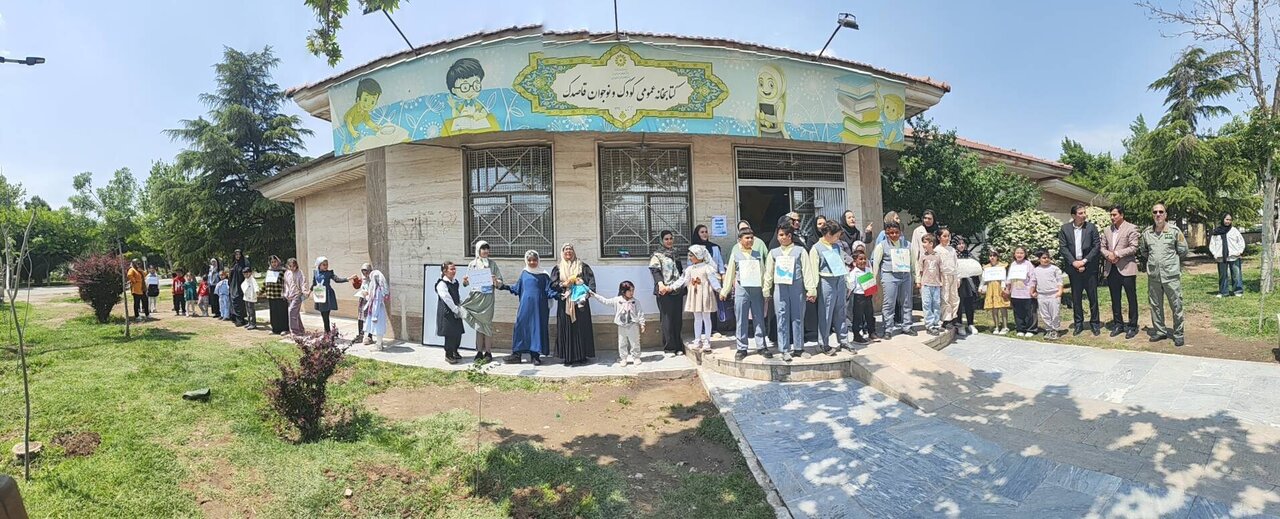 تشکیل زنجیره انسانی به دور کتابخانه های عمومی در استان البرز