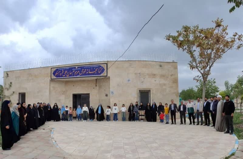 تشکیل زنجیره انسانی به دور کتابخانه های عمومی در استان البرز