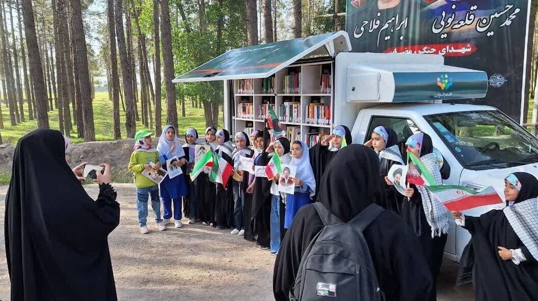 کتابخانه سیار مرودشت در رژه اقتدار تختجمشید حضور یافت