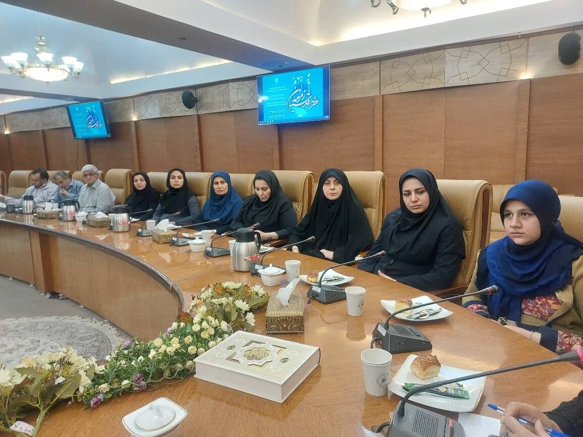 محفل شعرخوانی «زمزمه قدسیان» در کتابخانه مرکزی پارک شهر برگزار شد