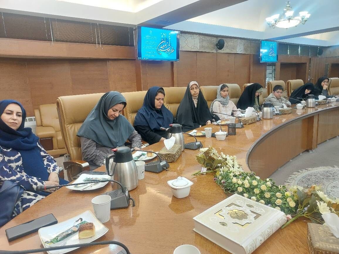 محفل شعرخوانی «زمزمه قدسیان» در کتابخانه مرکزی پارک شهر برگزار شد