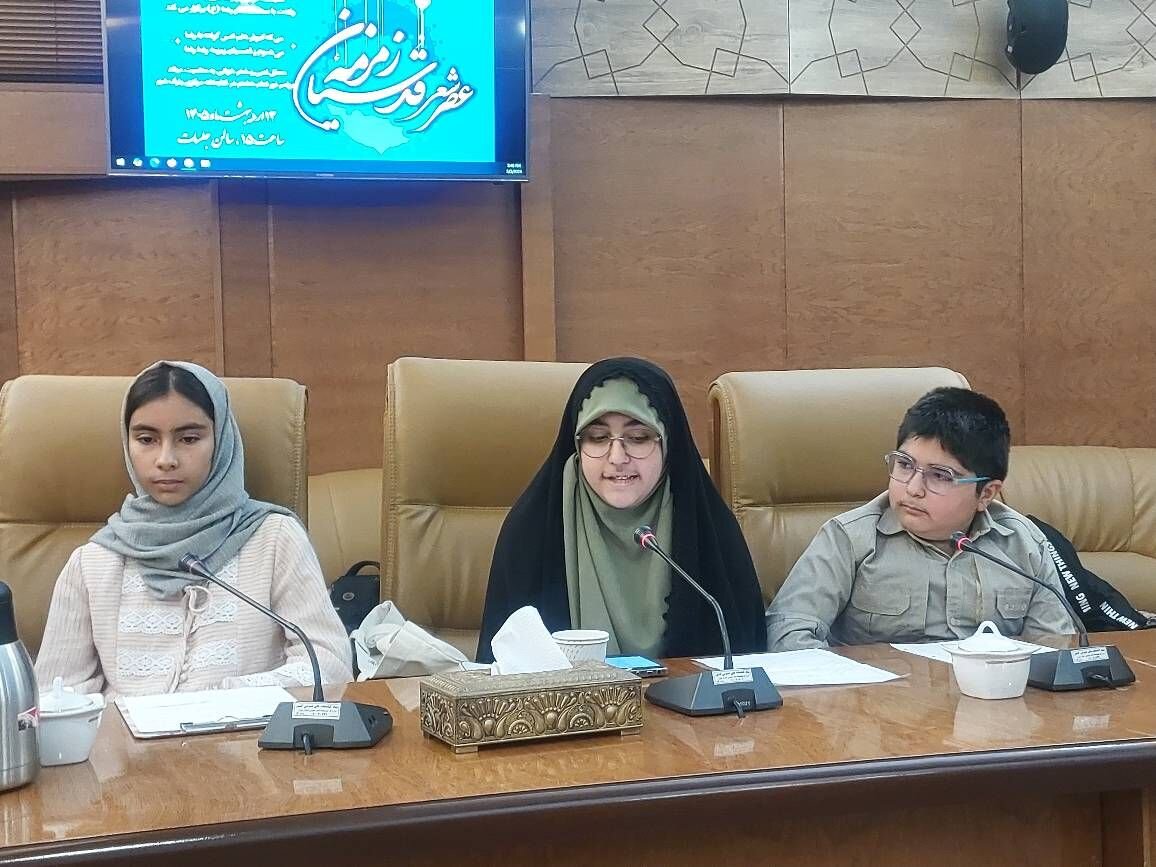 محفل شعرخوانی «زمزمه قدسیان» در کتابخانه مرکزی پارک شهر برگزار شد