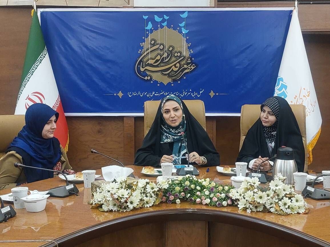 محفل شعرخوانی «زمزمه قدسیان» در کتابخانه مرکزی پارک شهر برگزار شد