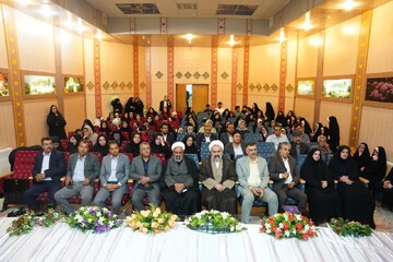 طنین "زمزمه ی قدسیان" در همایش ادبی خورشید هشتم شهرستان مروست