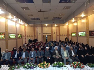 طنین "زمزمه ی قدسیان" در همایش ادبی خورشید هشتم شهرستان مروست