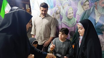 حضور مدیرکل امور بانوان و خانواده استانداری در غرفه کتابخانه های لرستان