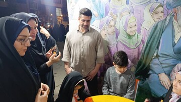 حضور مدیرکل امور بانوان و خانواده استانداری در غرفه کتابخانه های لرستان