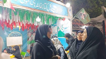 حضور مدیرکل امور بانوان و خانواده استانداری در غرفه کتابخانه های لرستان
