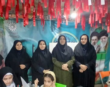 حضور مدیرکل امور بانوان و خانواده استانداری در غرفه کتابخانه های لرستان