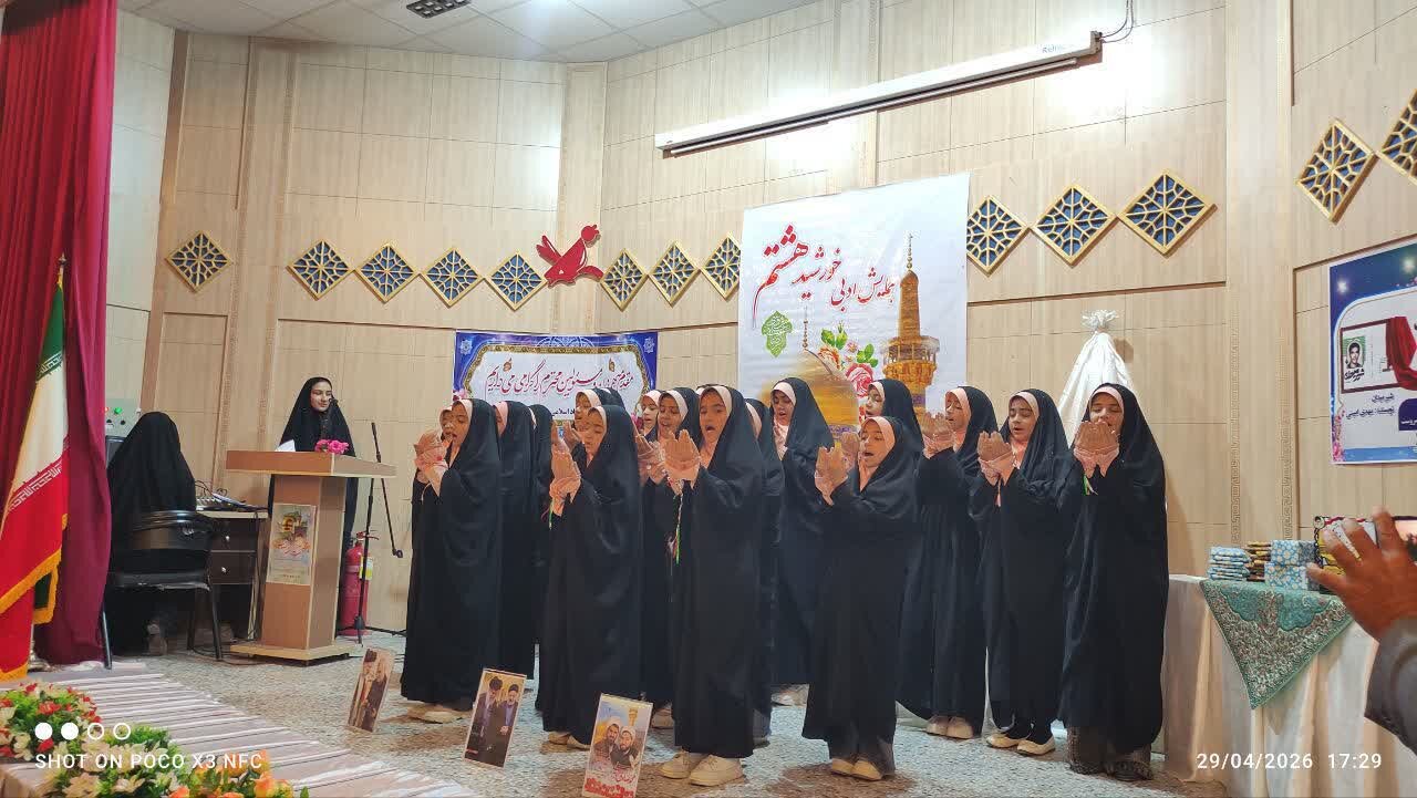 طنین «زمزمه قدسیان» در همایش ادبی خورشید هشتم شهرستان مروست