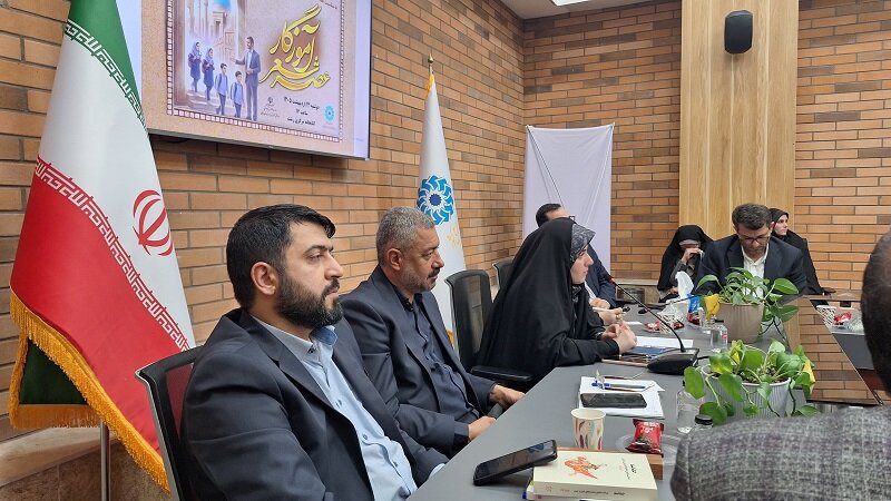 «عصر شعر آموزگار» در کتابخانه مرکزی رشت برگزار شد