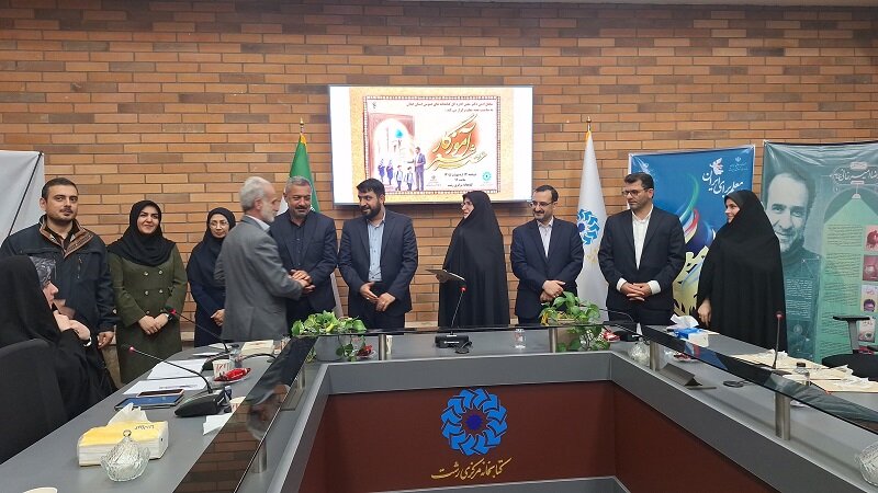 «عصر شعر آموزگار» در کتابخانه مرکزی رشت برگزار شد