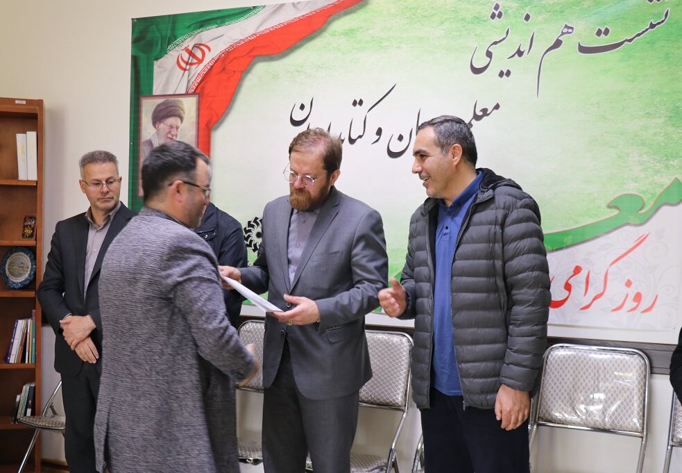 نشست هماندیشی معلمان و کتابداران در کتابخانه مرکزی اردبیل
