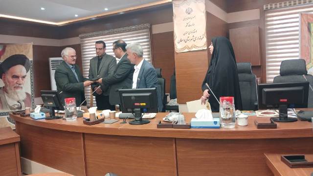 برگزاری نخستین نشست انجمن کتابخانه‌های عمومی دامغان؛ رونمایی از کتاب «بچه مدرسه‌ای» در روز معلم