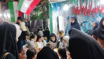 حضور موکب داران عراقی در غرفه اداره کل کتابخانه های لرستان و توزیع بسته های فرهنگی میان کودکان