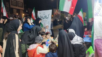 حضور موکب داران عراقی در غرفه اداره کل کتابخانه های لرستان و توزیع بسته های فرهنگی میان کودکان